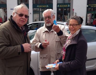 Gut gelaunt führte unsere Bundestagsabgeordnete Nina Scheer viele Gespräche auf dem Marktplatz