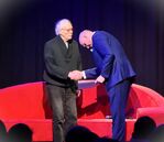 Das Bild symbolisiert die Achtung und den Respekt, die dem Geehrten gebühren!