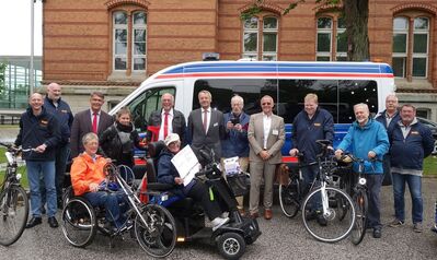 In Kiel freuten sich viele Menschen zusammen mit Anneliese über den Spendenerlös