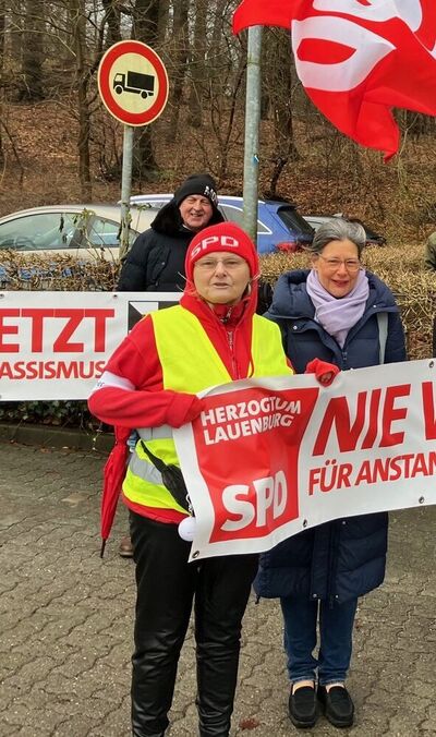 An der Seite unserer Bundestagsabgeordneten, Dr. Nina Scheer, zeigt Bärbel Kersten Flagge